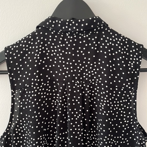 DYNAMITE | sleeveless polka dot blouse - Picture 4 of 6